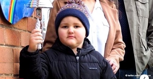 Kleiner Junge feiert Sieg nach 3 Jahren Kampf gegen Krebs